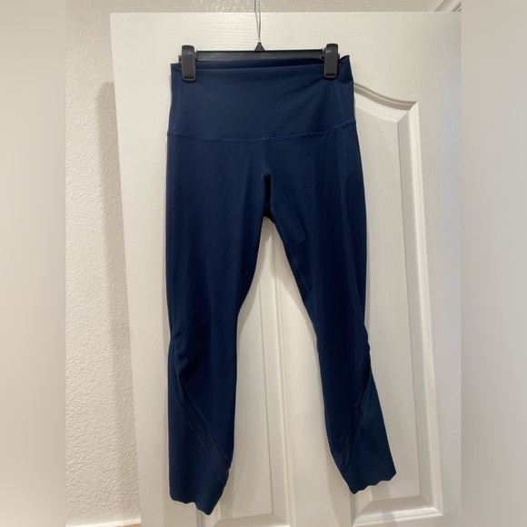 Lululemon Wunder Under HighRise Crop 23 Scallop FullOn Luxtreme
True Navy size 8 - Picture 3 of 7